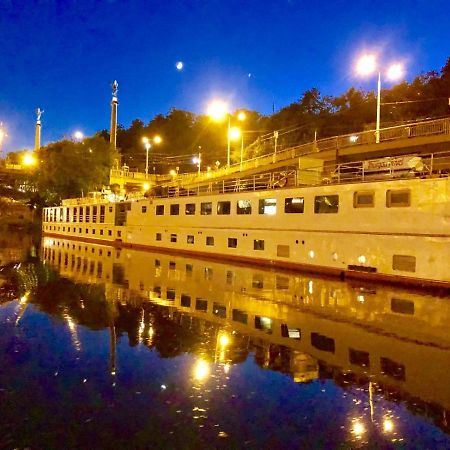 Florentina Boat Прага Екстериор снимка